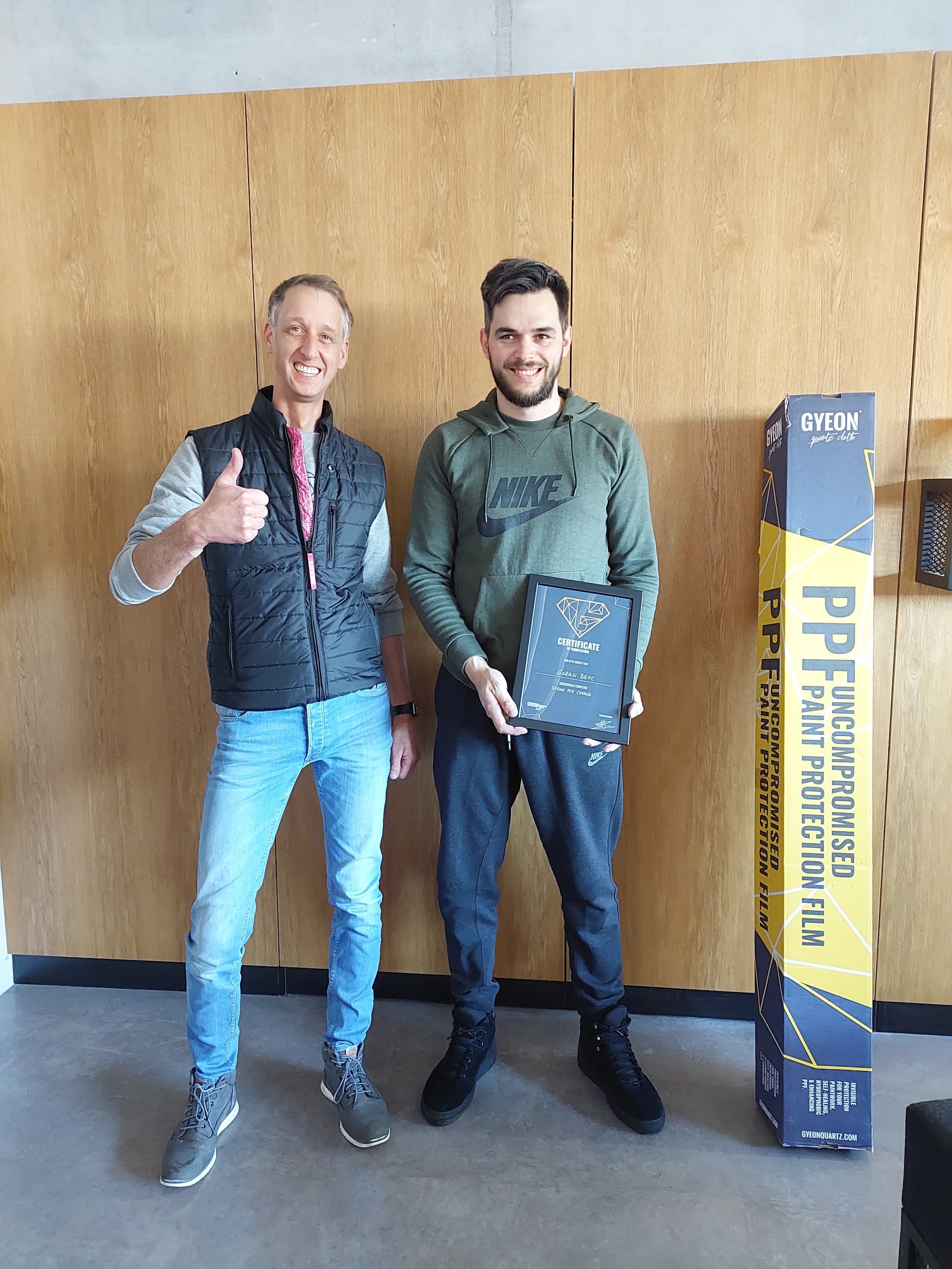 Goran Bevc s certifikatom Gyeonove PPF šole in zvitkom folije