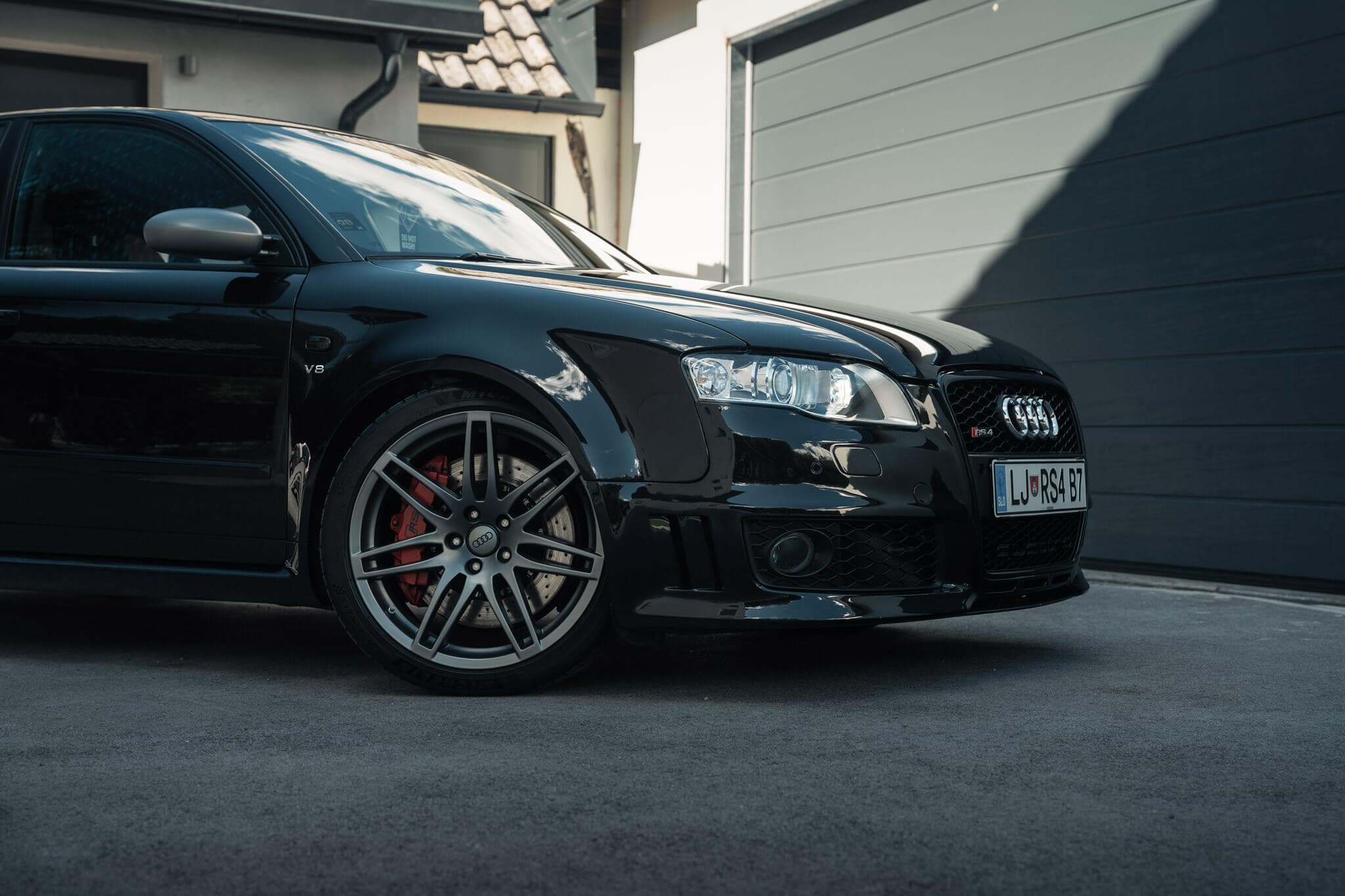Audi RS4 under the inspection lamp